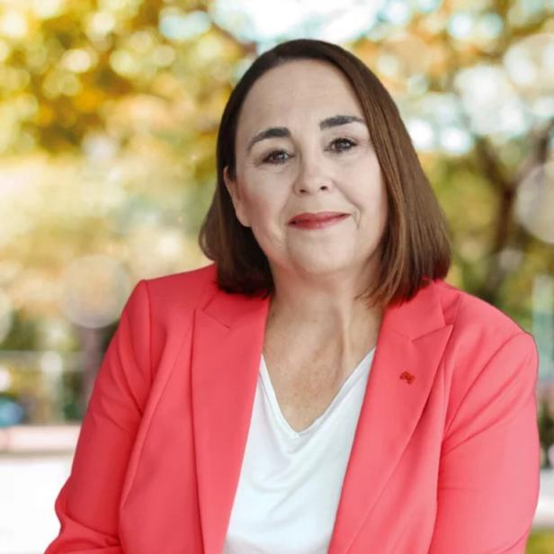 Porträt von Julia Lessacher in einem rosafarbenen Blazer.