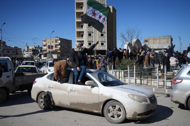 Bewohner in ar-Raqqa schwingen die syrische Fahne.