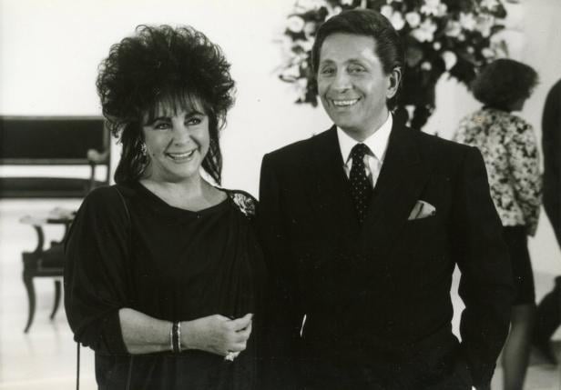 British-American actress Liz Taylor and Italian fashion designer Valentino, 1980s PUBLICATIONxNOTxINxITA