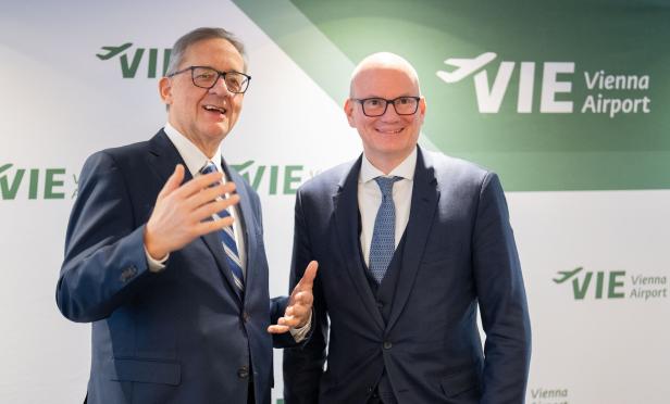 Die Flughafen Wien Vorstände Günter Ofner und Julian Jäger bei der Bekanntgabe der Verkehrsergebnisse 2025.