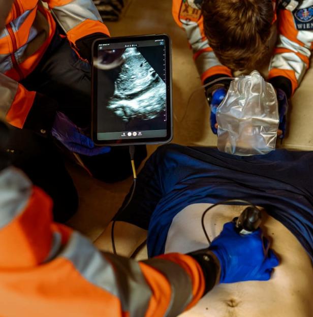 Ein Mann wird von medizinischem Personal untersucht.