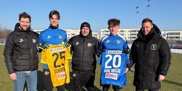 SKN-Sportdirektor Christoph Freitag (li) und Akademie-Geschäftsführer Alex Gruber (re) sich mit Coach Cem Sekerlioglu (M) und den U17-Vizeweltmeistern Paul Pius Scharner und Julian Halmich