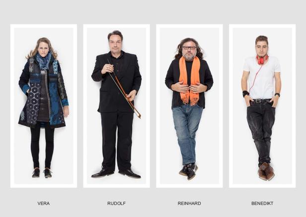 Vier Personen, Vera, Rudolf, Reinhard und Benedikt, posieren vor einem weißen Hintergrund.