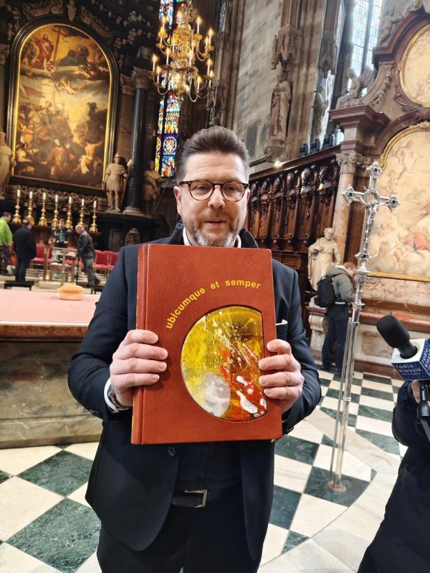 Zeremoniär Martin Sindelar mit dem Evangeliar.