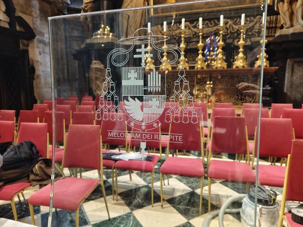 Das Wappen des neuen Erzbischofs mit der Inschrift: Melodiam Dei recipite - Nehmt Gottes Melodie in euch auf.