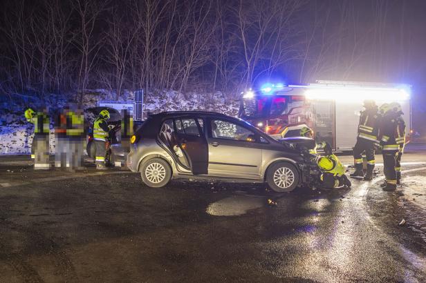 FF Krems bei Einsatz nach Unfall in Gneixendorf