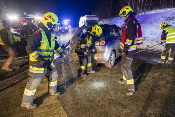 FF Krems bei Einsatz nach Unfall in Gneixendorf
