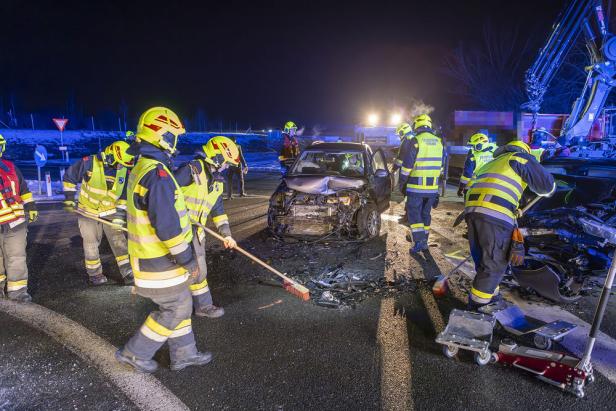 FF Krems bei Einsatz nach Unfall in Gneixendorf