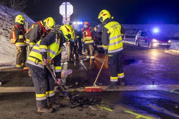 FF Krems bei Einsatz nach Unfall in Gneixendorf