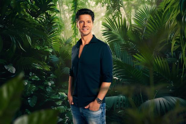 Stephen Dürr vor einem Dschungelhintergrund