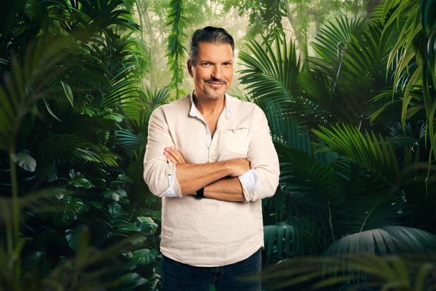 Hardy Krüger vor einem Dschungelhintergrund