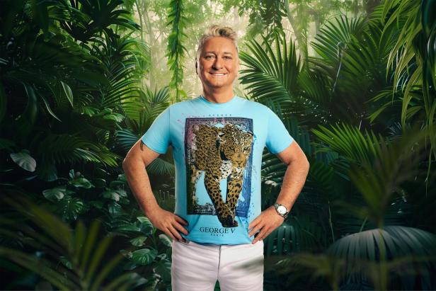 Hubert Fella vor einem Dschungelhintergrund