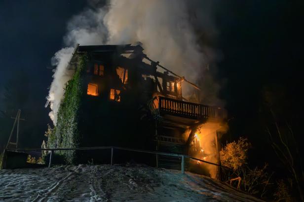 ++ HANDOUT ++ TIROL: FERIENHÜTTE GERIET IN VOLLBRAND