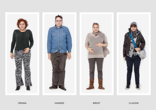 Vier Personen namens Oriana, Hannes, Birgit und Claudia stehen nebeneinander vor einem weißen Hintergrund.