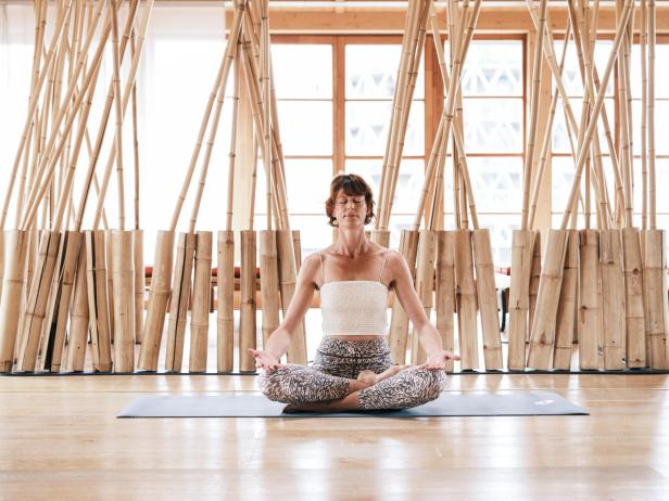 Eine Frau macht Yoga im Sitzen