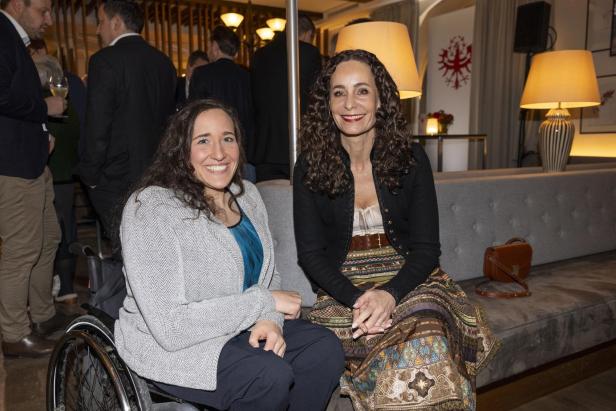 2 Personen im Sitzen