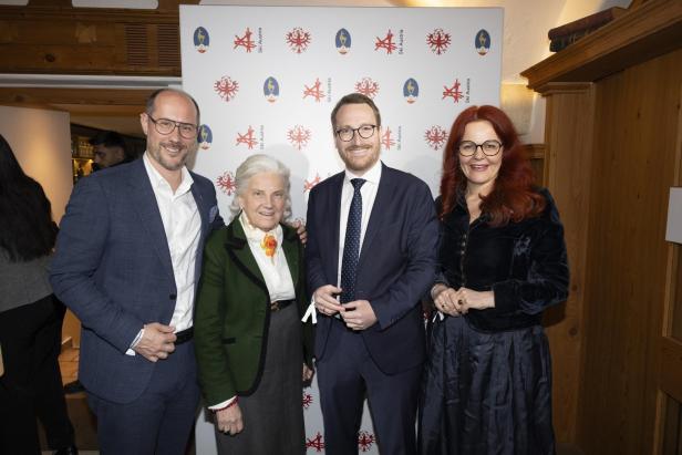 4 Personen stehen vor einer Sponsorenwand