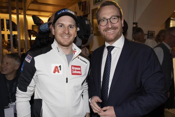 2 Personen lächeln in die Kamera