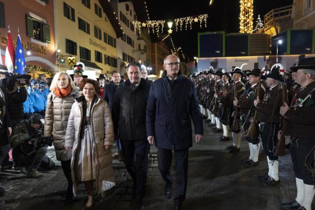 4 Personen schreiten Schützenkompanie ab