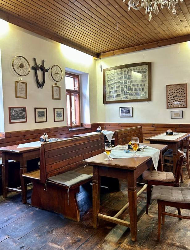 Gaststube: Alte Wände voller Bilder von Feuerwehrmännern.