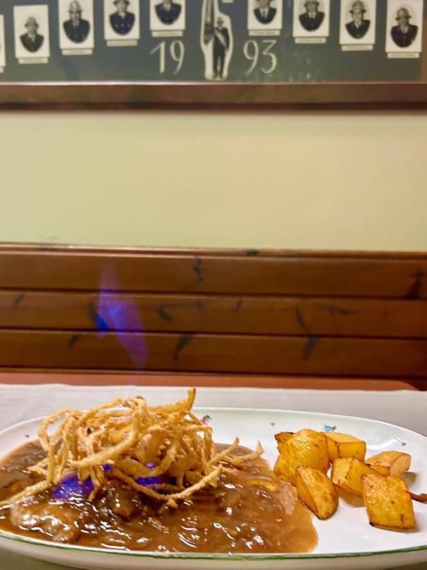 Flambierter Zwiebelrotbraten: eine Spezialität des Hauses. 