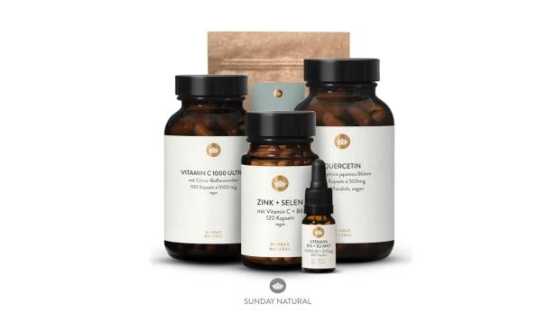 Mehrere Nahrungsergänzungsmittel von Sunday Natural stehen nebeneinander auf weißem Hintergrund.