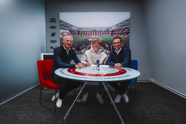 Johannes Moser bei der Unterschrift