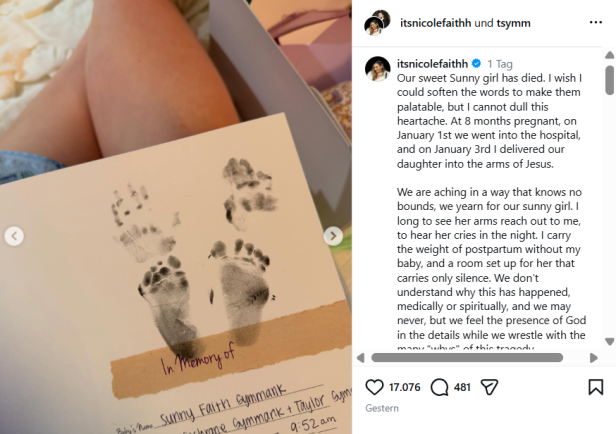 Abdrucke von Babyhänden und -füßen auf einer Gedenkkarte, im Hintergrund ein Bein.