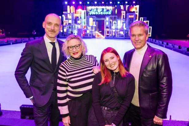 Vier Personen stehen vor einer Eisfläche