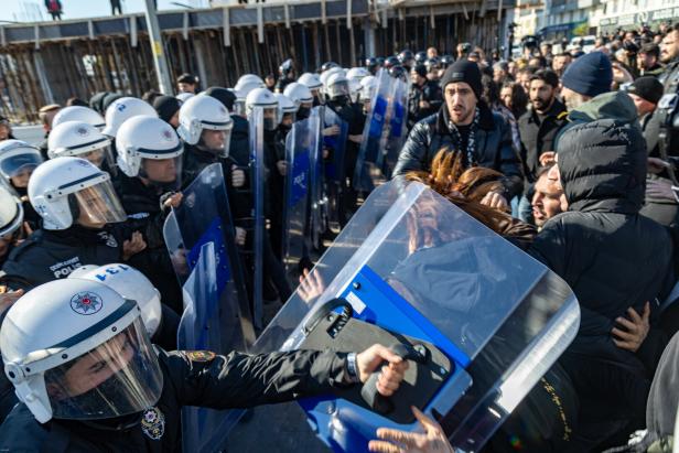 Pro-kurdische Demonstranten geraten im Bezirk Nusaybin in Mardin in der Türkei mit der türkischen Polizei aneinander.