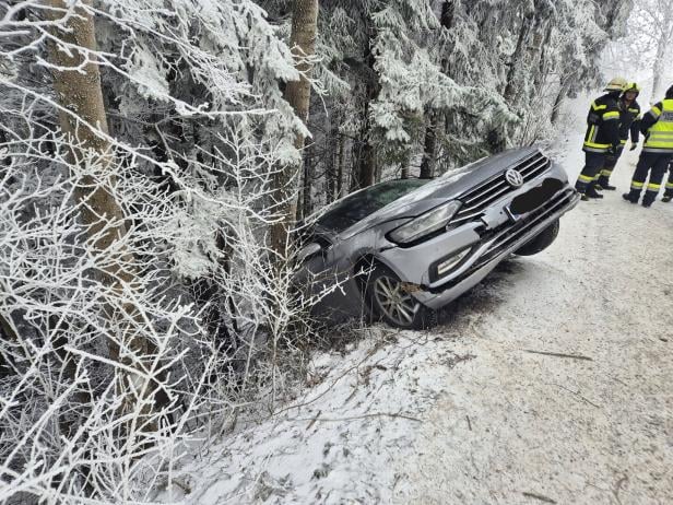 Pkw hängt im Steilhang