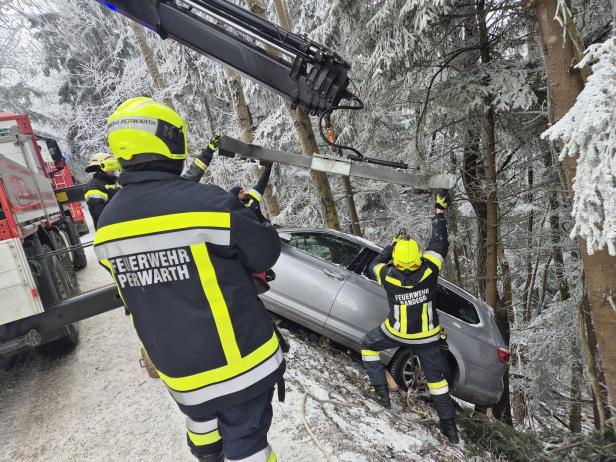 Unfallauto wird aus dem Graben gehoben.