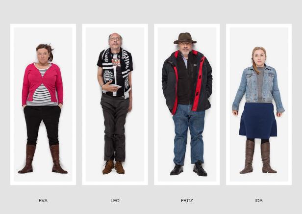 Vier Personen, Eva, Leo, Fritz und Ida, stehen nebeneinander in voller Länge.