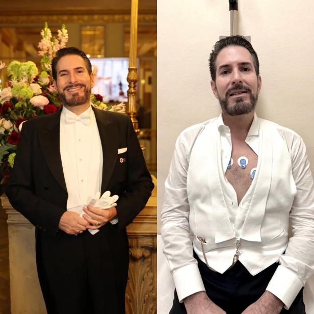 Mann im Frack vor Blumenarrangement und später mit offenem Hemd und EKG-Elektroden.