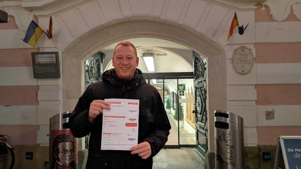 KPÖ-Spitzenkandidat Max Zirngast gibt im Rahmen der St. Pölten-Wahl seine Stimme ab,