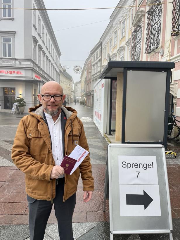 Neos-Spitzenkandidat Bernd Pinzer bei der Stimmabgabe im Zuge der St. Pölten Wahl