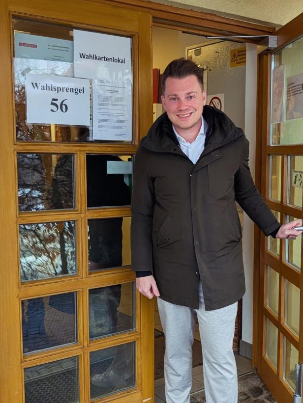 ÖVP-Spitzenkandidat Florian Krumböck bei der Stimmabgabe bei den St. Pölten Wahlen