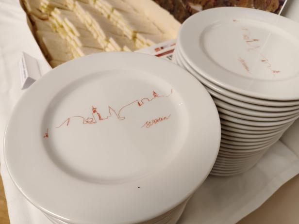 Weiße Teller mit goldenen Zeichen auf einem Tisch