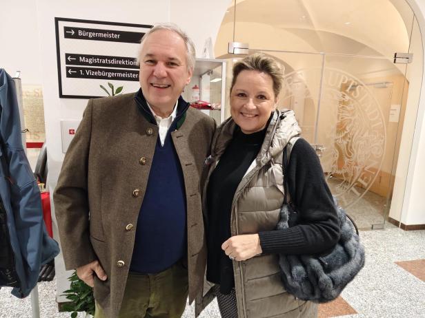 Ein Mann und eine Frau in Rathaus