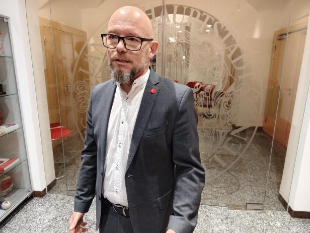 Ein Mann steht in Flur