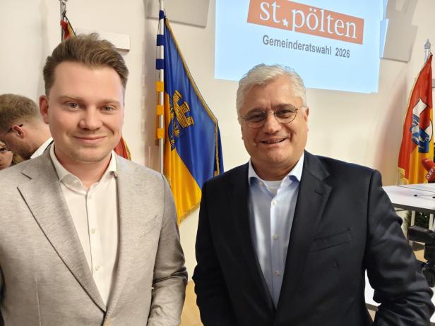 Zwei Männer in einem Saal