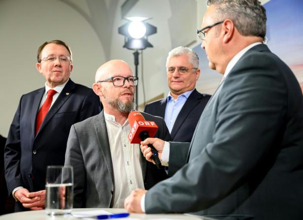 Eine Aufnahme von einem ORF-Interview mit den Spitzenkandidaten der St. Pölten Wahl. Pinzer spricht ins Mikrofon, während Stadler und Antauer im Hintergrund zu sehen sind.