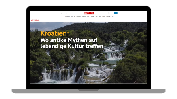 Offener Laptop der einen Artikel vom KURIER anzeigt zu Kroatien, im Hintergrund ein Bild eines Wasserfalls.