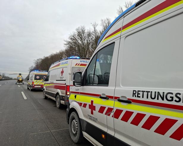 Rettungskräfte auf der Autobahn 