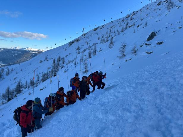 Bergrettung sucht Lawinenkegel ab