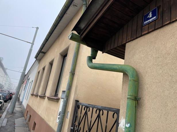 Eine alte, beige Häuserzeile