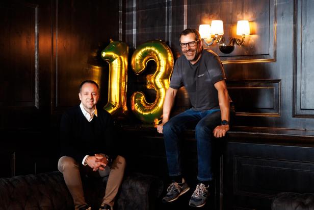 Patrik Gräftner (l.) und Michael Posch haben vor 13 Jahren die Afterwork-Event-Reihe "Büroschluss" ins Leben gerufen.
