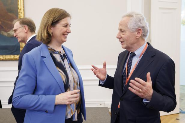 Finanzstaatssekretärin Barbara Eibinger-Miedl und Georg Kapsch