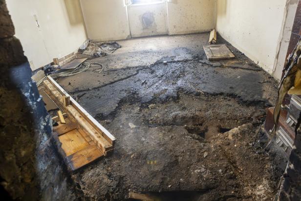 Die Aufnahme zeigt den Boden, der durch die Flammen stark in Mitleidenschaft gezogen wurde.