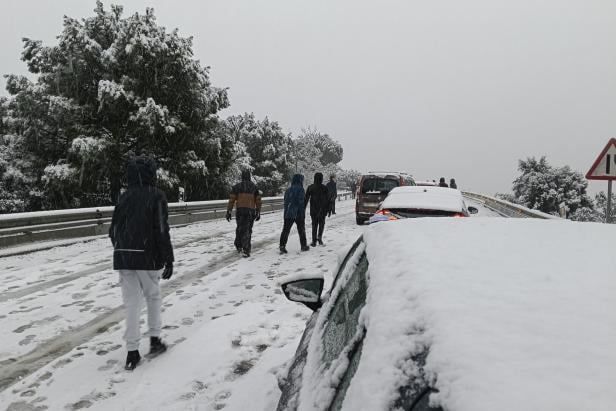 Snowfall continues in Spain amid storm Kristin